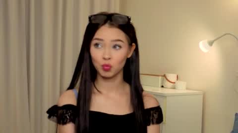 Lily online show from October 10, 2025, 1:32 pm