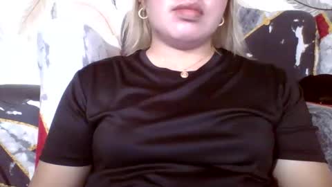 Snapshot of small_boobs59 chatting on October 5, 2025, 8:01 am Lovewella online show from October 5, 2025, 8:01 am