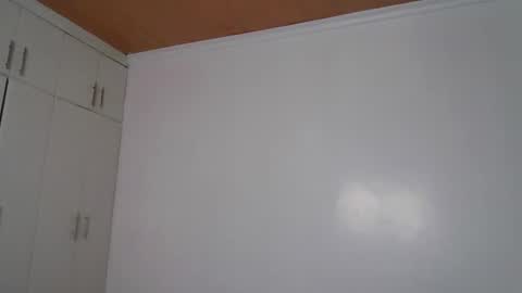 smiley luv1 online show from December 13, 2025, 9:42 pm