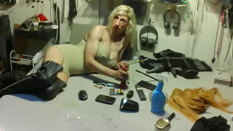 Snapshot of smokeslut365 chatting on May 17, 2026, 10:39 pm smokeslut365 online show from May 17, 2026, 10:39 pm