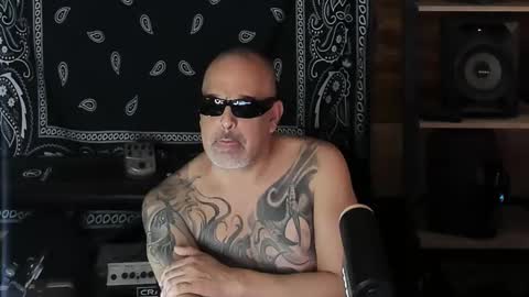 Snapshot of smokey915 chatting on February 16, 2025, 5:15 pm Smokey915 online show from February 16, 2025, 5:15 pm