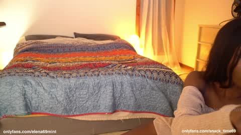 Snapshot of snack_time69 chatting on January 11, 2025, 1:37 am Elena and Herb online show from January 11, 2025, 1:37 am