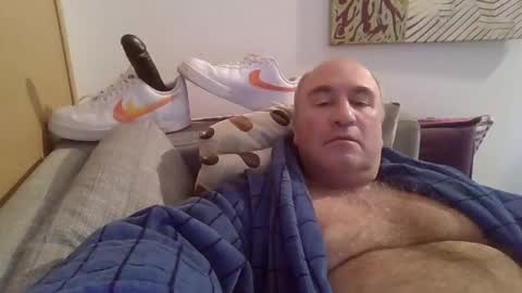 sneakerboy18 online show from January 5, 2025, 1:26 pm