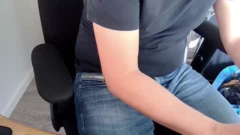 Sneakybill online show from September 17, 2025, 6:04 am