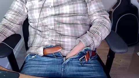 Sneakybill online show from October 28, 2025, 9:39 pm