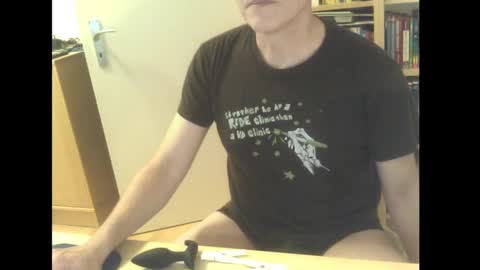 Snapshot of sneaxfreund chatting on February 6, 2025, 10:53 pm sneaxfreund online show from February 6, 2025, 10:53 pm