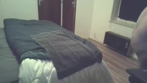 Snapshot of snellehenkie chatting on February 2, 2026, 7:12 pm snellehenkie online show from February 2, 2026, 7:12 pm