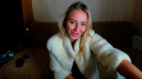 Snapshot of snezanablond chatting on December 14, 2024, 6:46 am Sneja online show from December 14, 2024, 6:46 am