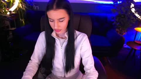 snow_whiteeex online show from January 28, 2025, 7:53 pm