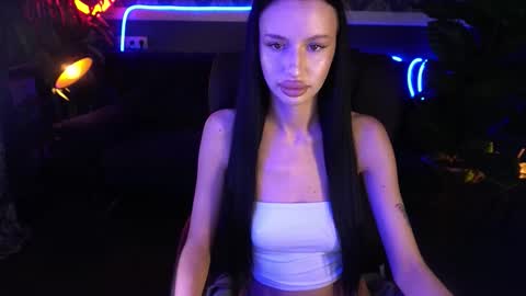 snow_whiteeex online show from September 15, 2025, 7:08 am