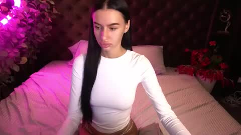 snow_whiteeex online show from October 21, 2025, 5:41 am