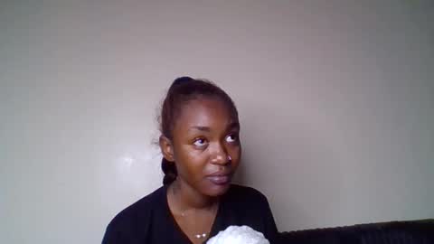 Snapshot of snowie_eyes chatting on June 1, 2026, 11:28 pm Snowie eyes online show from June 1, 2026, 11:28 pm