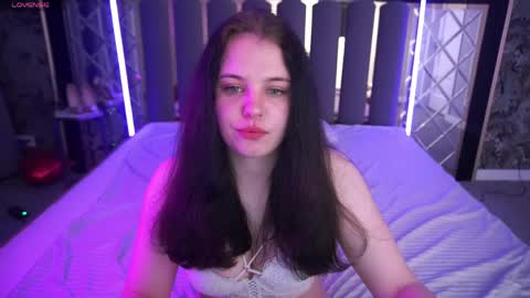 Snapshot of snowwhite_bella chatting on April 18, 2026, 7:58 pm snowwhite_bella online show from April 18, 2026, 7:58 pm