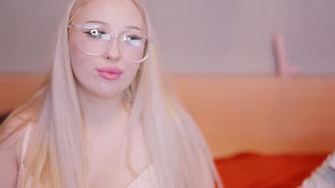 Snapshot of snowyphoenix chatting on March 16, 2026, 12:17 am Snowy Bubbles online show from March 16, 2026, 12:17 am