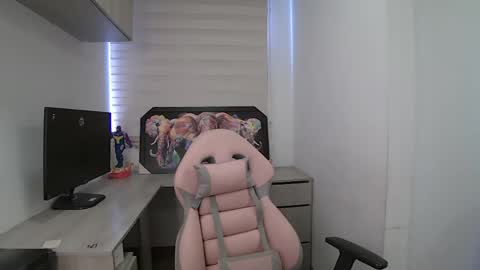 soffi_rousel_ online show from April 16, 2026, 5:14 pm