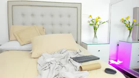 sofhyalove online show from April 19, 2026, 6:10 pm