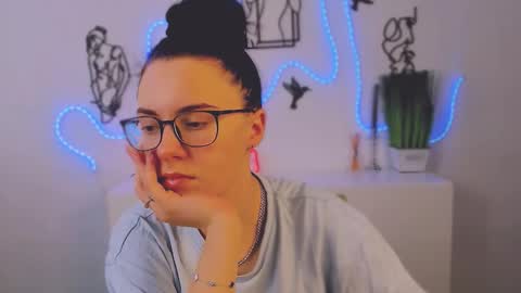 sofi_lonely online show from February 7, 2026, 8:18 am