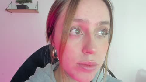 Snapshot of sofia_palacios_ chatting on December 18, 2024, 2:42 am online show from December 18, 2024, 2:42 am