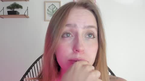 Snapshot of sofia_palacios_ chatting on January 24, 2025, 7:19 am online show from January 24, 2025, 7:19 am