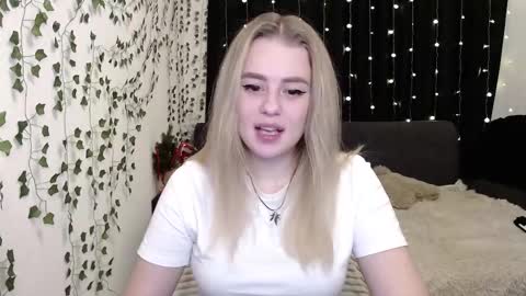 sofia_rosemary online show from January 5, 2025, 12:31 pm