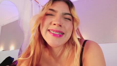 Sofa online show from April 16, 2026, 9:39 pm