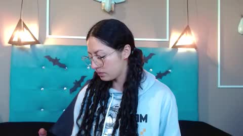 Sofa online show from October 6, 2025, 11:07 am