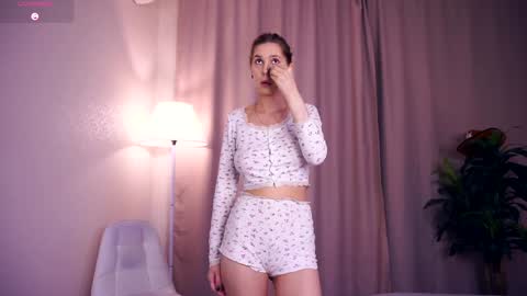 Snapshot of sofiabruno chatting on September 29, 2025, 6:29 am Hi My name is Sofia Welcome to my room Please thumbs up - its important online show from September 29, 2025, 6:29 am