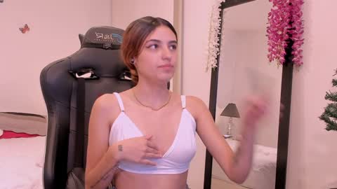 Snapshot of sofiarouge_ chatting on December 11, 2024, 8:07 pm Sofia  Help me reach 5K followers  online show from December 11, 2024, 8:07 pm