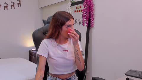 Snapshot of sofiarouge_ chatting on December 20, 2024, 8:01 pm Sofia  Help me reach 5K followers  online show from December 20, 2024, 8:01 pm