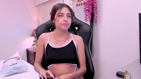 Snapshot of sofiarouge_ chatting on December 28, 2024, 8:25 pm Sofia  Help me reach 5K followers  online show from December 28, 2024, 8:25 pm
