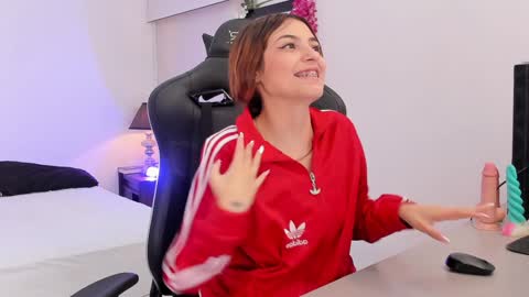 Snapshot of sofiarouge_ chatting on January 27, 2025, 3:39 pm Sofia  Help me reach 5K followers  online show from January 27, 2025, 3:39 pm