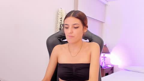 Snapshot of sofiarouge_ chatting on February 20, 2025, 8:14 pm Sofia  Help me reach 5K followers  online show from February 20, 2025, 8:14 pm