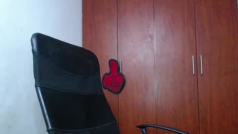 Snapshot of soft_fetish chatting on February 23, 2025, 10:06 am Camila M online show from February 23, 2025, 10:06 am