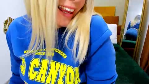 Snapshot of softpleasurex1 chatting on February 17, 2025, 10:18 am Softpleasurex online show from February 17, 2025, 10:18 am