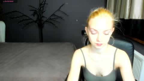 Snapshot of sonnysofia chatting on April 19, 2026, 5:34 pm Sonya online show from April 19, 2026, 5:34 pm