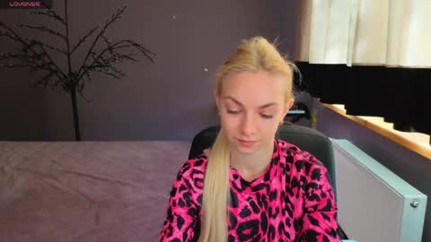 Snapshot of sonnysofia chatting on May 5, 2026, 5:37 am Sonya online show from May 5, 2026, 5:37 am