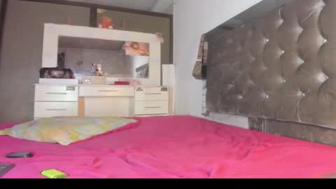 sophia_horny19 online show from December 18, 2025, 11:00 pm