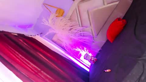 sophia_horny19 online show from June 16, 2026, 6:32 pm