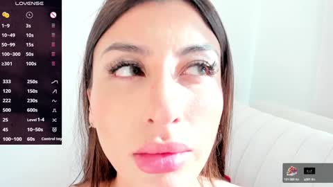 Snapshot of sophie_evanss_ chatting on January 21, 2025, 11:02 pm   online show from January 21, 2025, 11:02 pm
