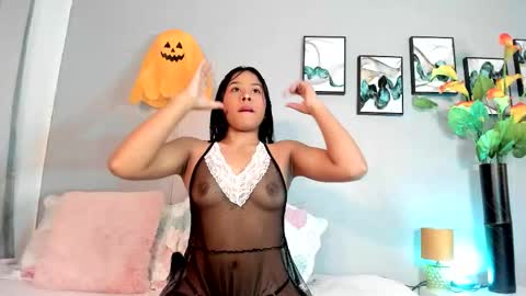 sophie_w1 online show from October 23, 2025, 12:15 pm
