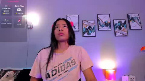 sophie_w1 online show from November 24, 2025, 12:16 pm