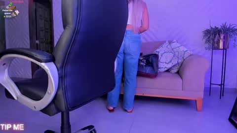 Snapshot of sophiebarnett_ chatting on April 17, 2026, 11:52 pm Sophie online show from April 17, 2026, 11:52 pm