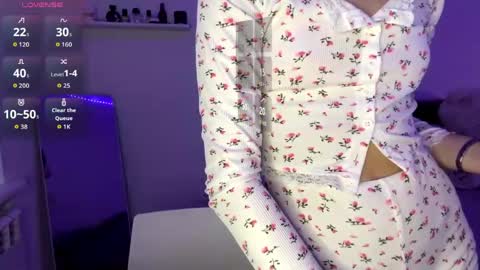 Snapshot of sophielainee chatting on April 26, 2026, 7:00 pm citygirl my face is 10 my body tea everything on me natural im petiteee online show from April 26, 2026, 7:00 pm