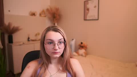 Snapshot of sophielux18 chatting on May 20, 2026, 1:17 pm Emma online show from May 20, 2026, 1:17 pm