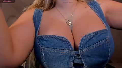 Snapshot of sophiepalmerx chatting on June 15, 2026, 12:29 pm Sophie Palmer online show from June 15, 2026, 12:29 pm