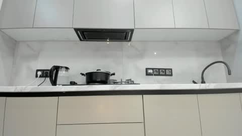 Mia online show from March 15, 2026, 5:13 am