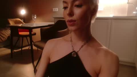 Elizabeth online show from October 16, 2025, 6:42 pm