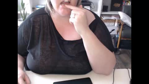 Snapshot of squirtymilfjess chatting on February 27, 2025, 5:15 pm Messi Jessi online show from February 27, 2025, 5:15 pm