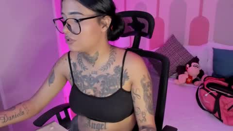 ssharolot   online show from February 5, 2026, 3:27 pm