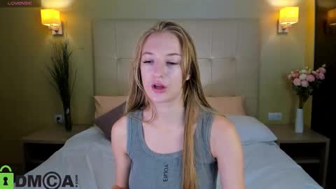 Snapshot of stacy_riiver chatting on September 15, 2025, 7:52 am Stacy Mon Tue Wed Thu Fri Sun GMT GMT 3 1000am - 0400pm online show from September 15, 2025, 7:52 am